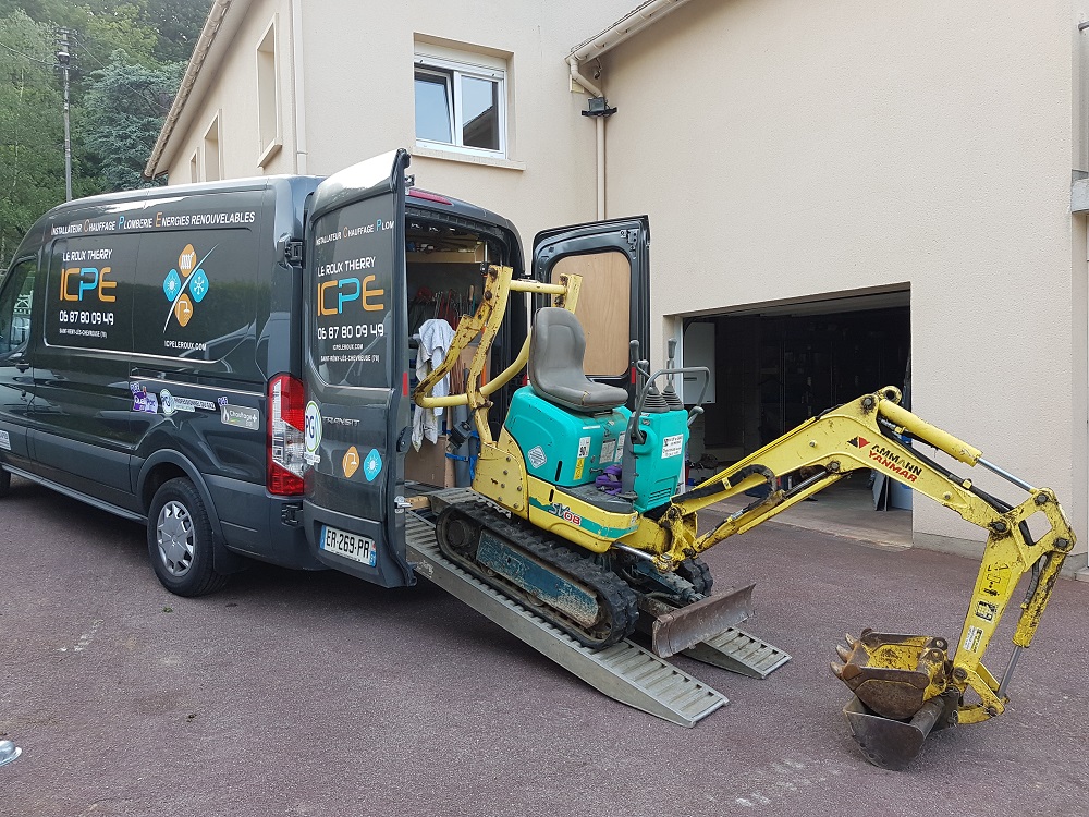 Chargement d'une mini pelle dans un camion